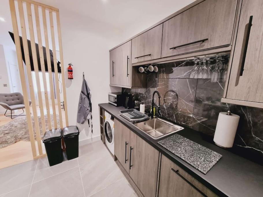 Lmk, Spacious 1 Bedroom Ground Floor Apartment, Ev Charger, Free Parking Wi-Fi, Great Location Belfast Esterno foto