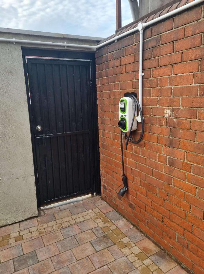 Lmk, Spacious 1 Bedroom Ground Floor Apartment, Ev Charger, Free Parking Wi-Fi, Great Location Belfast Esterno foto